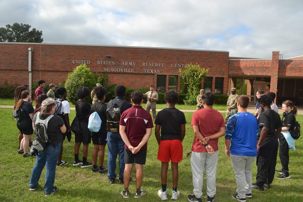 Dallas-Area High School Students Experience Day in the Life as a U.S. Army Reservist