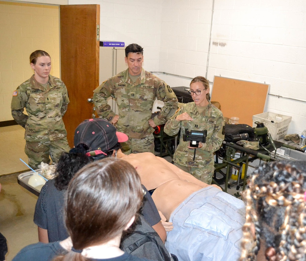 Dallas-Area High School Students Experience Day in the Life as a U.S. Army Reservist