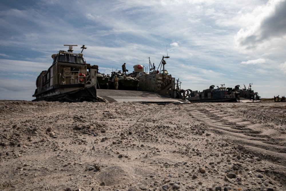 Assault Craft Unit 4 offloads 22nd Marine Expeditionary Unit