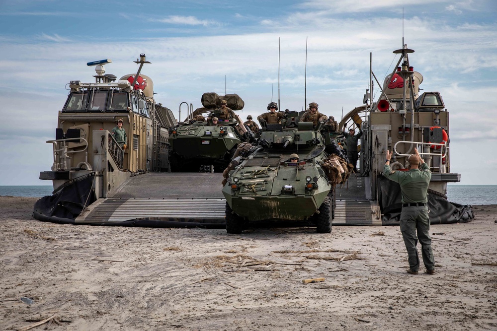 Assault Craft Unit 4 offloads 22nd Marine Expeditionary Unit