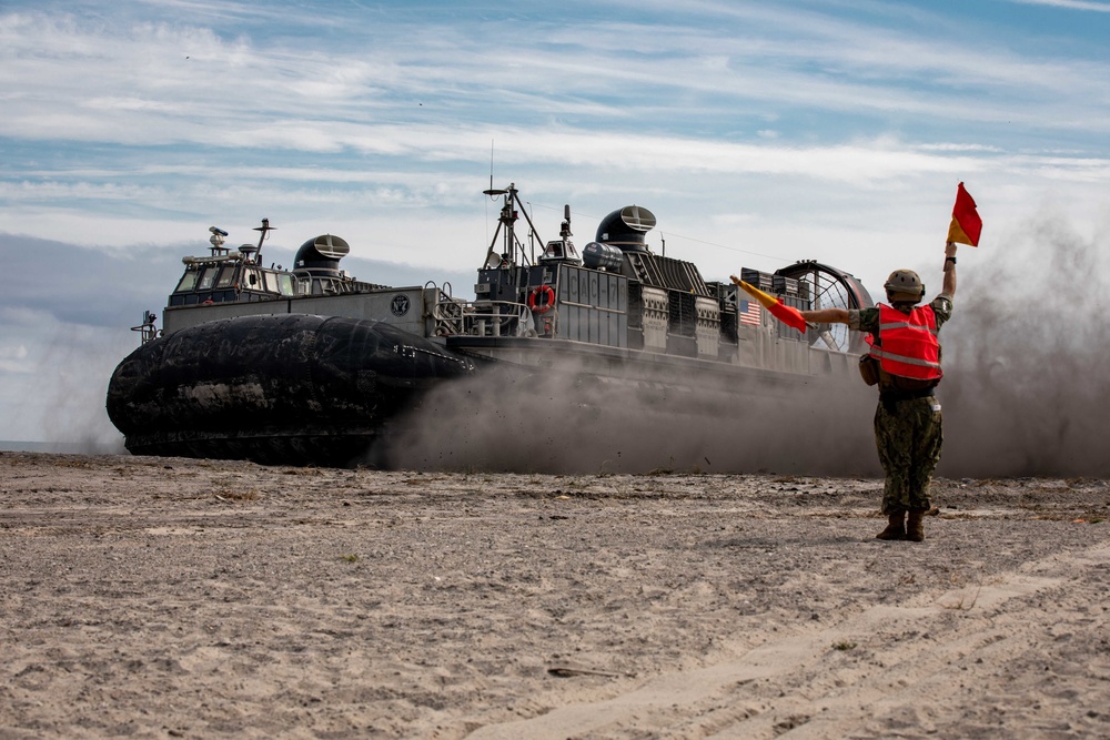 Assault Craft Unit 4 offloads 22nd Marine Expeditionary Unit