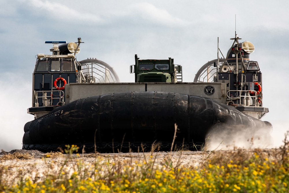 Assault Craft Unit 4 offloads 22nd Marine Expeditionary Unit