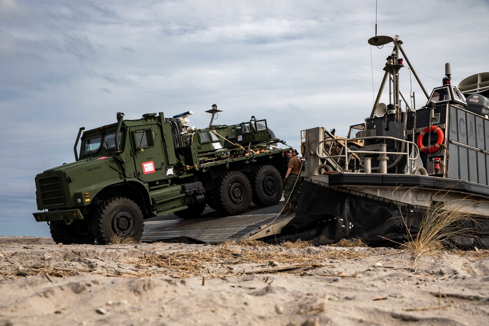 Assault Craft Unit 4 offloads 22nd Marine Expeditionary Unit