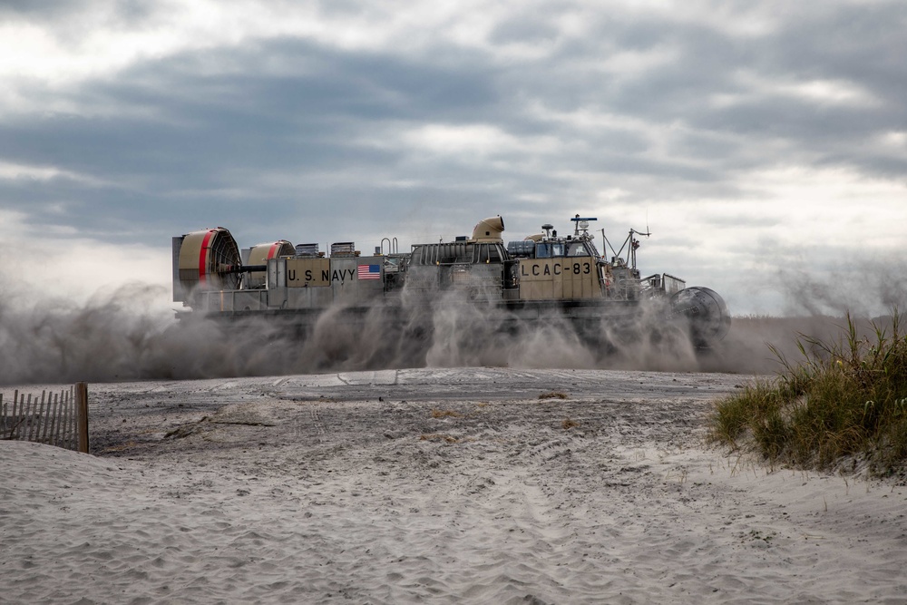 Assault Craft Unit 4 offloads 22nd Marine Expeditionary Unit