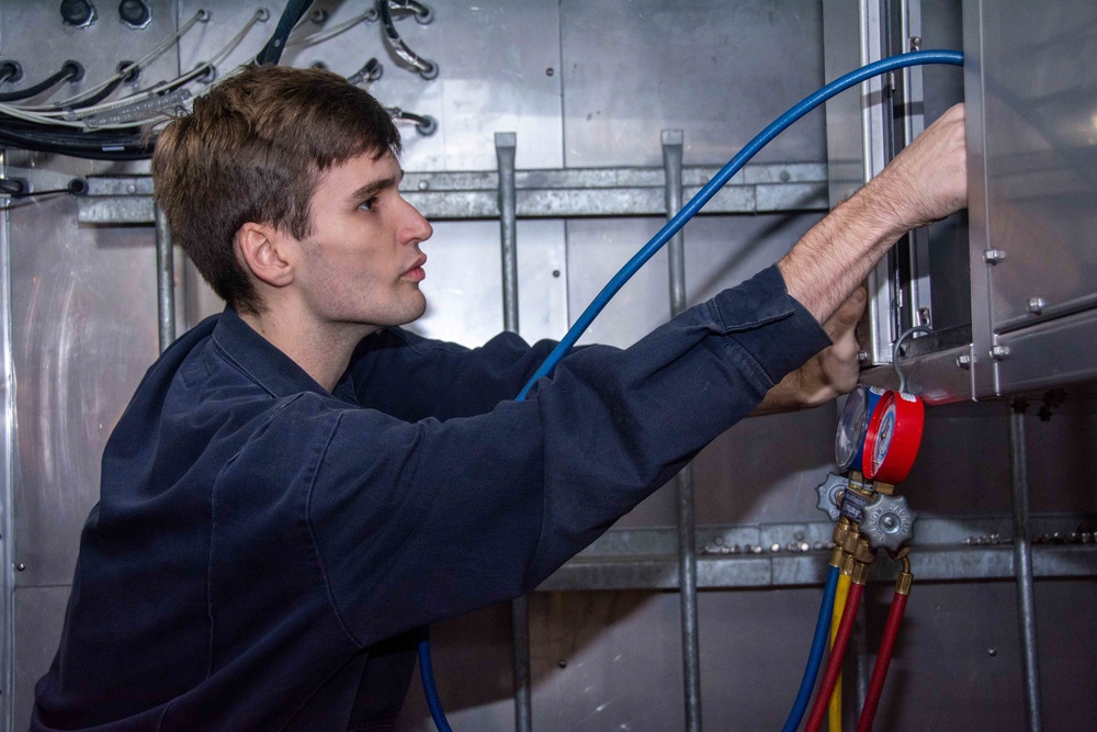 USS Ronald Reagan (CVN 76) engineering department conducts maintenance