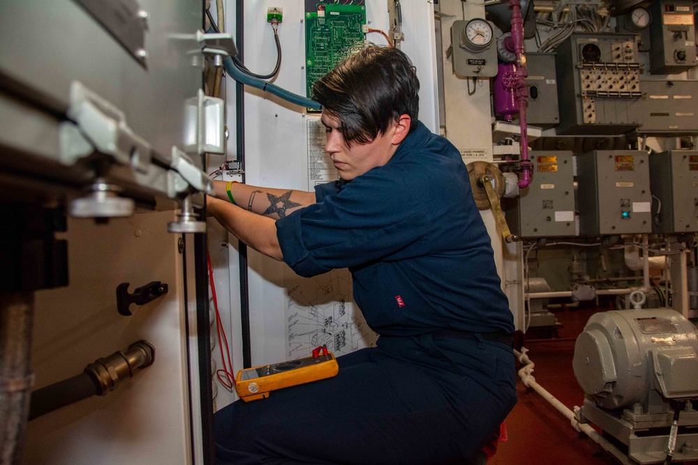 USS Ronald Reagan (CVN 76) engineering department conducts maintenance