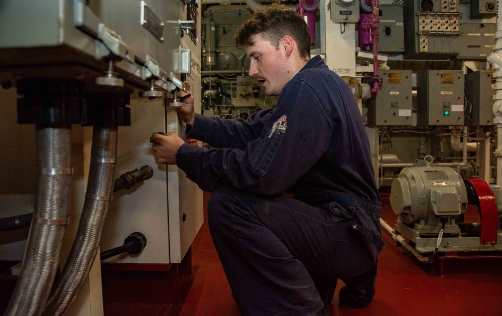 USS Ronald Reagan (CVN 76) engineering department conducts maintenance