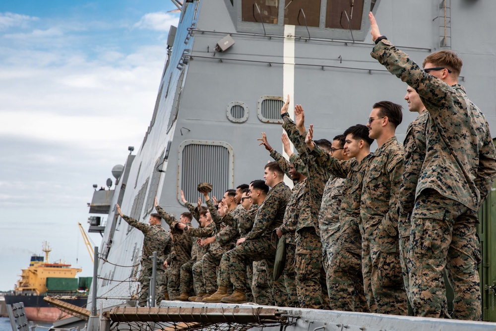 USS Arlington offloads 22nd Marine Expeditionary Unit