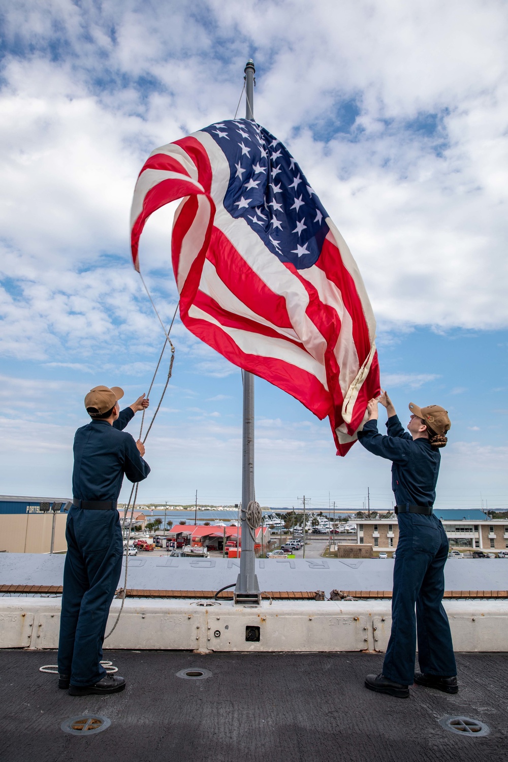 USS Arlington offloads 22nd Marine Expeditionary Unit