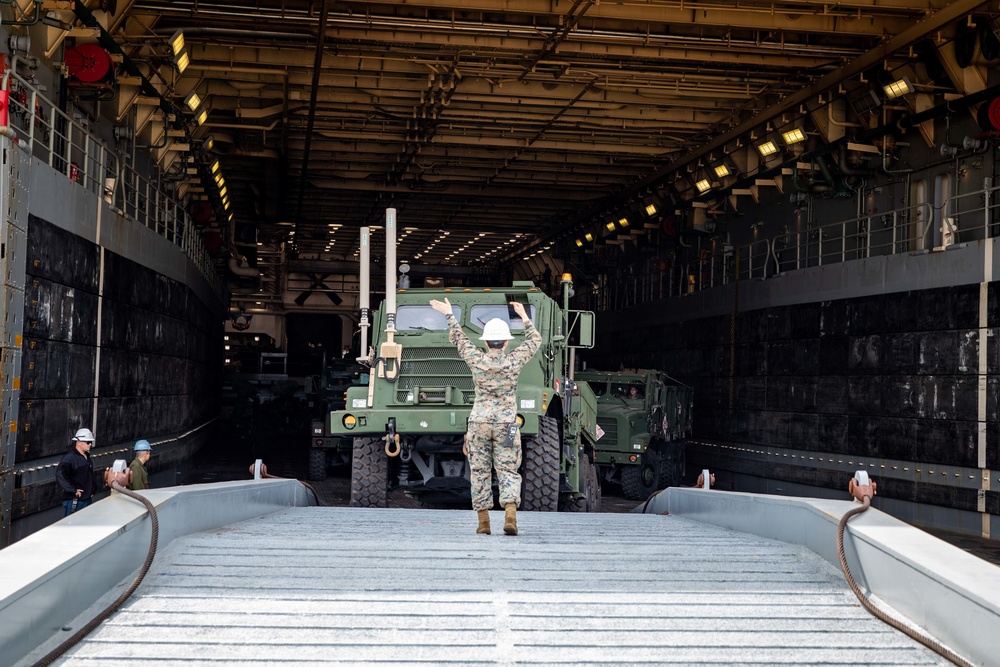 USS Arlington offloads 22nd Marine Expeditionary Unit