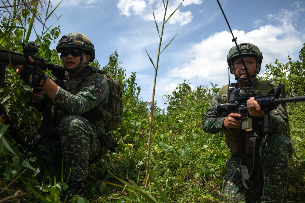 Philippine, Republic of Korea, and U.S. Marines conduct amphibious operations during KAMANDAG 6
