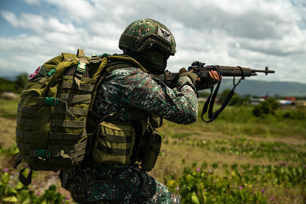 Philippine, Republic of Korea, and U.S. Marines conduct amphibious operations during KAMANDAG 6