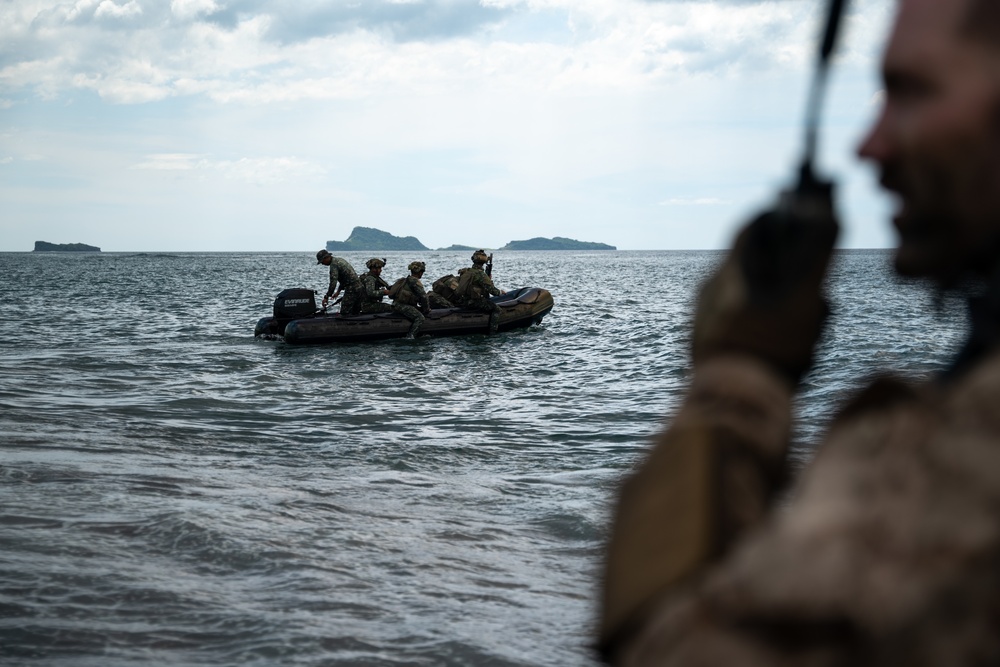 Philippine, Republic of Korea, and U.S. Marines conduct amphibious operations during KAMANDAG 6