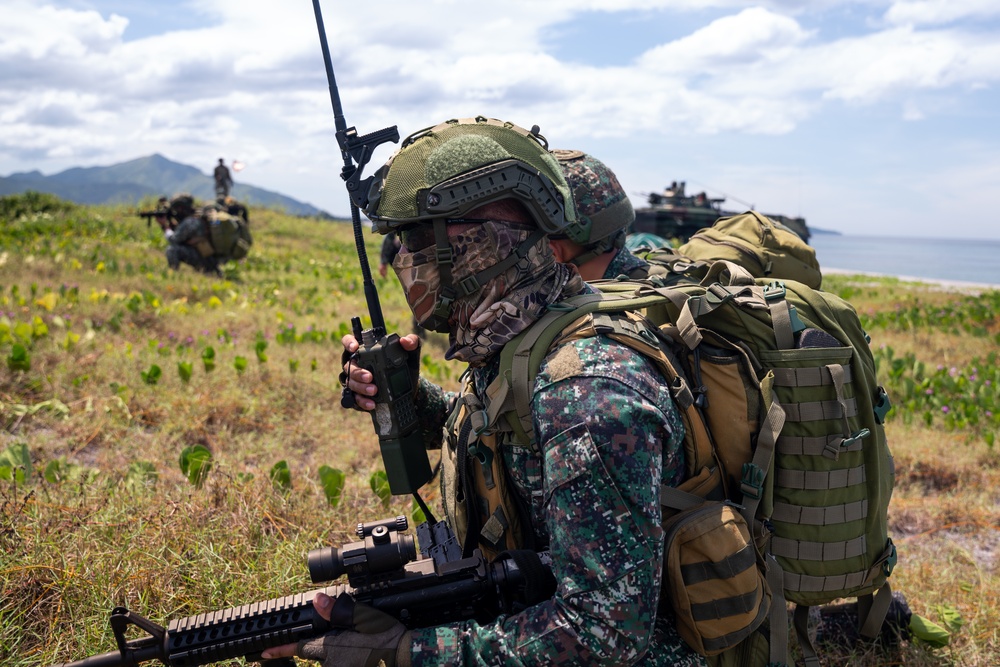 Philippine, Republic of Korea, and U.S. Marines conduct amphibious operations during KAMANDAG 6