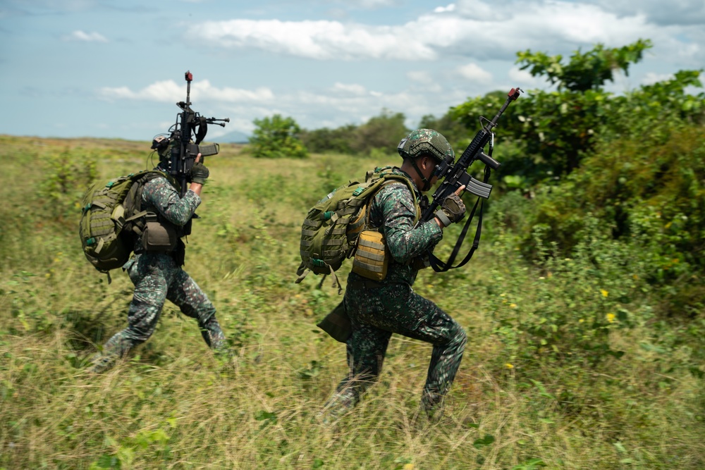 Philippine, Republic of Korea, and U.S. Marines conduct amphibious operations during KAMANDAG 6