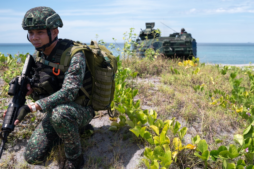 Philippine, Republic of Korea, and U.S. Marines conduct amphibious operations during KAMANDAG 6
