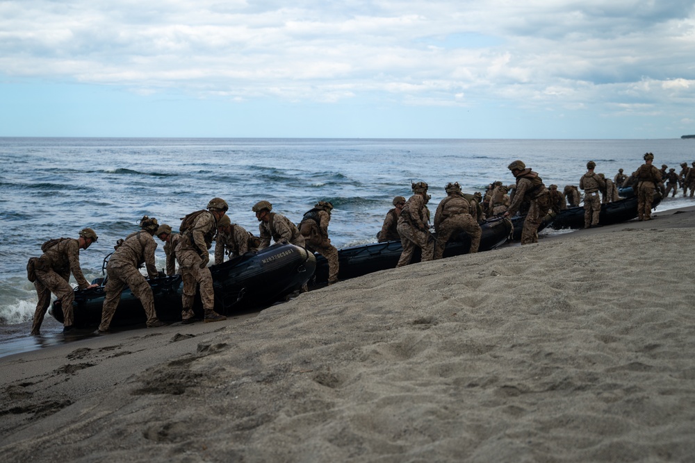 Philippine, Republic of Korea, and U.S. Marines conduct amphibious operations during KAMANDAG 6
