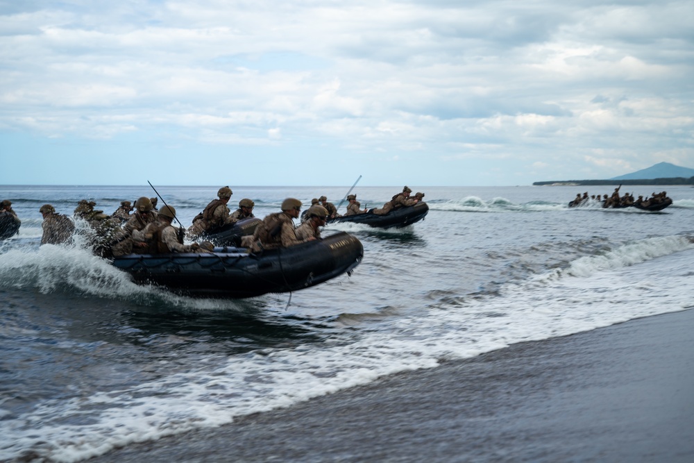 Philippine, Republic of Korea, and U.S. Marines conduct amphibious operations during KAMANDAG 6