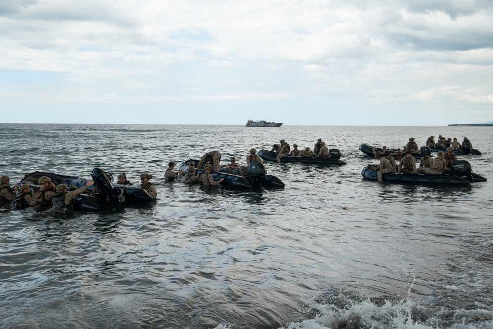 Philippine, Republic of Korea, and U.S. Marines conduct amphibious operations during KAMANDAG 6