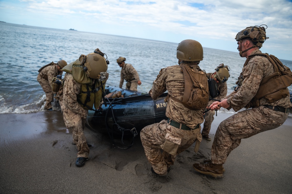Philippine, Republic of Korea, and U.S. Marines conduct amphibious operations during KAMANDAG 6
