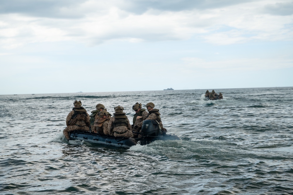 Philippine, Republic of Korea, and U.S. Marines conduct amphibious operations during KAMANDAG 6