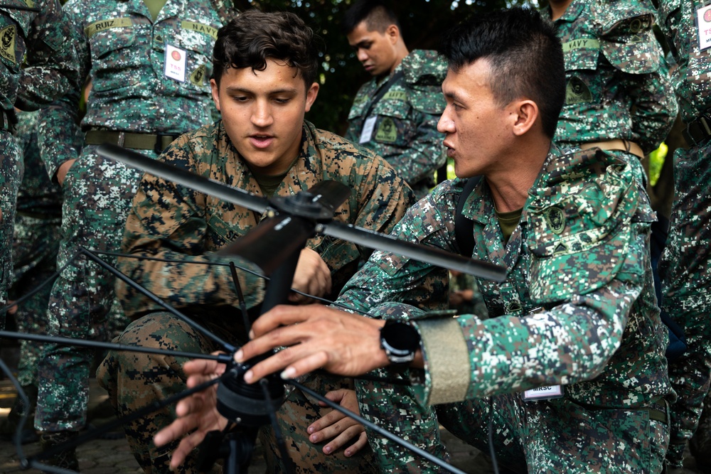 Philippine and U.S. Marines practice using the Mini-SCC during KAMANDAG 6