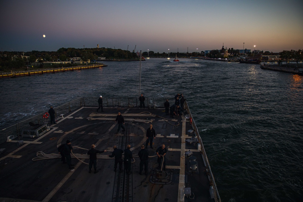 USS Paul Ignatius (DDG 117) Departs Gdansk, Poland