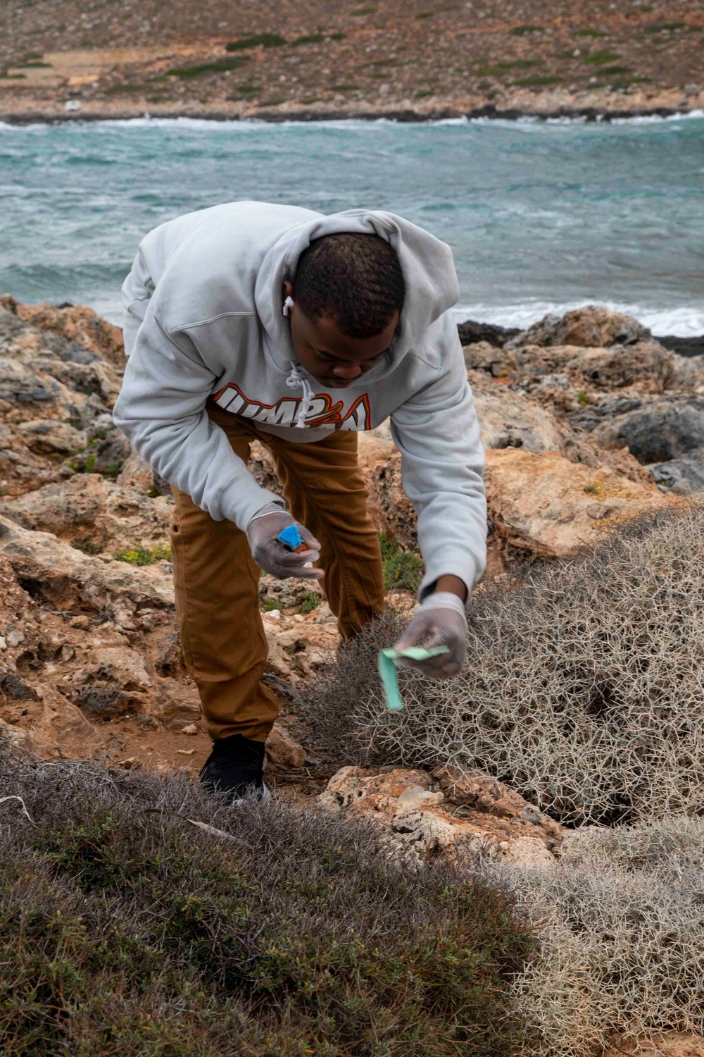 USS George H.W. Bush (CVN 77) Sailors participate in a community relations beach clean up