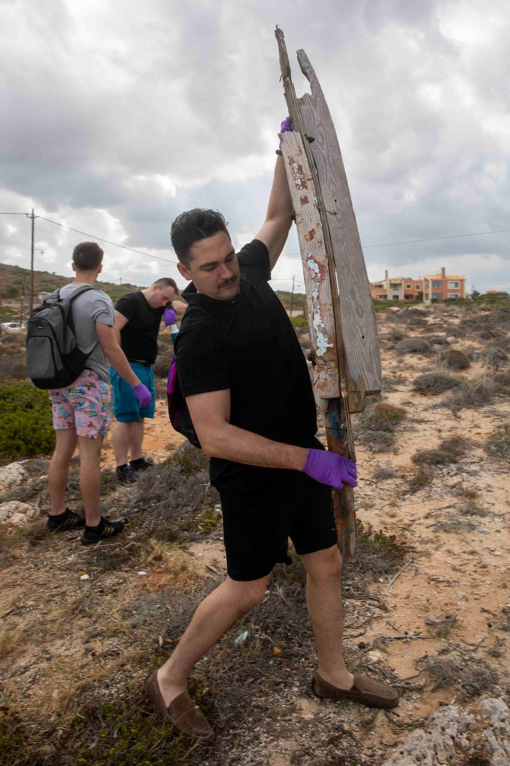 USS George H.W. Bush (CVN 77) Sailors participate in a community relations beach clean up