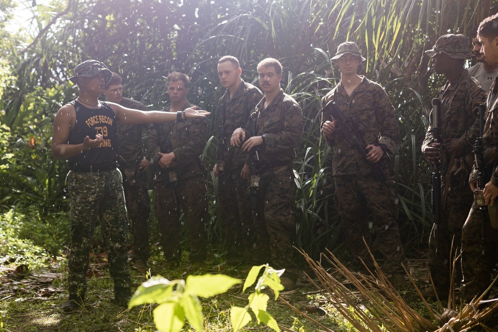 Philippine and U.S. Reconnaissance Marines Swap Trapping Techniques During KAMANDAG 6