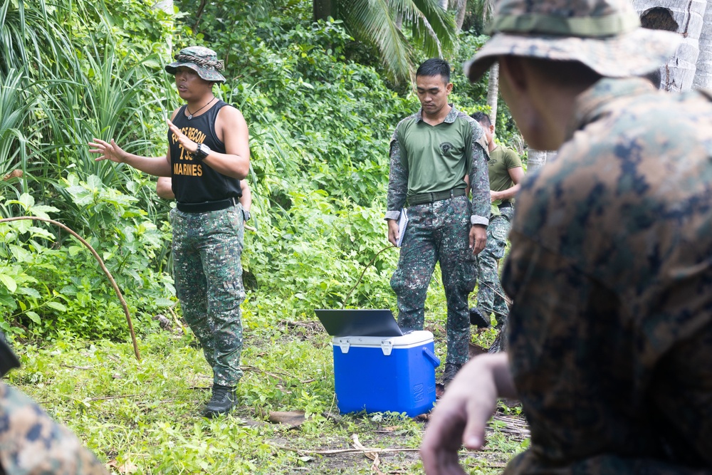 Philippine and U.S. Reconnaissance Marines Swap Trapping Techniques During KAMANDAG 6