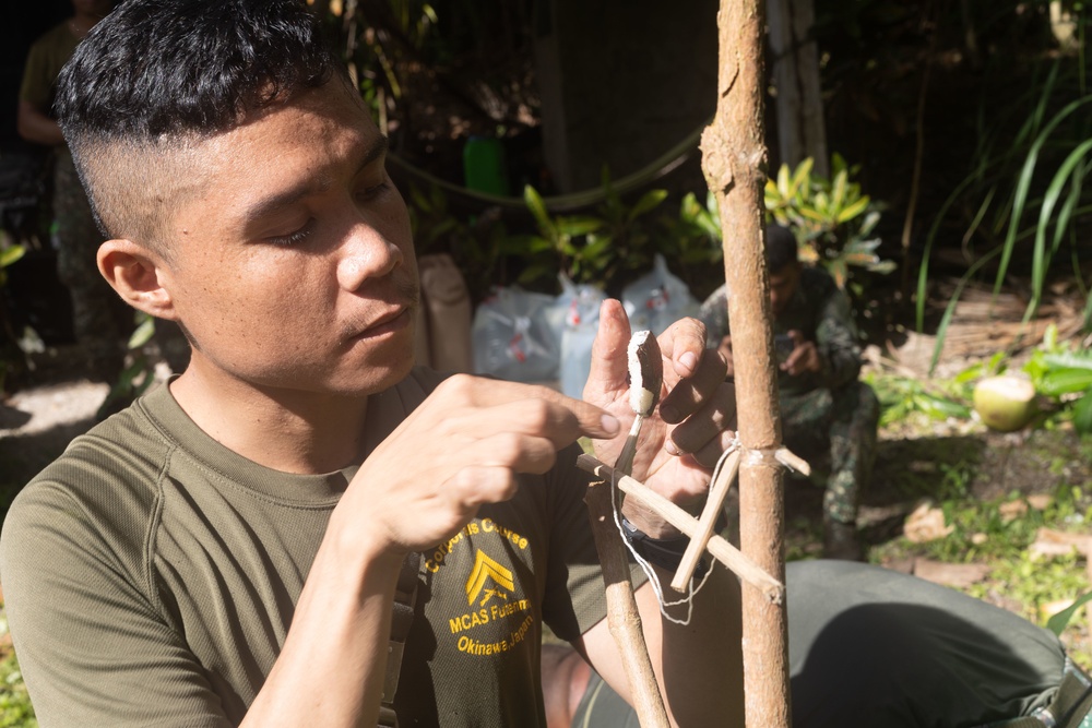 Philippine and U.S. Reconnaissance Marines Swap Trapping Techniques During KAMANDAG 6