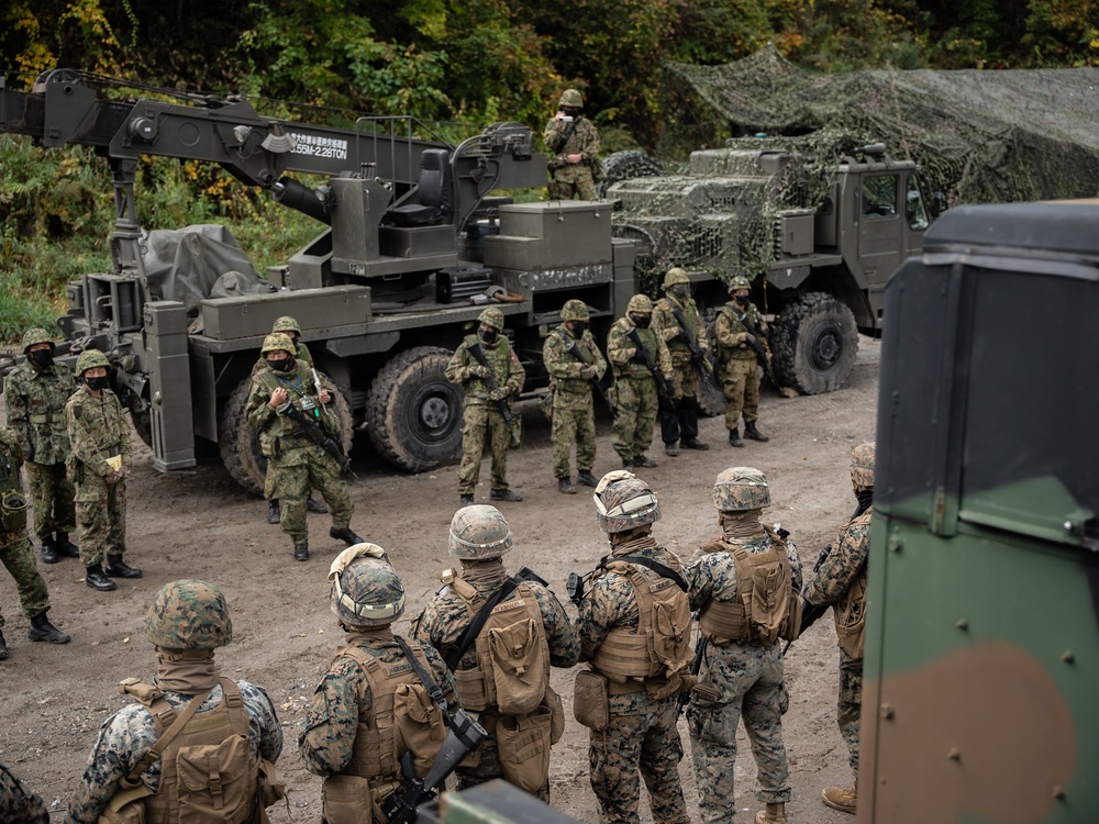 Resolute Dragon 22 | 3rd TB Marines and JGSDF Soldiers conduct Bilateral Vehicle Recovery Training