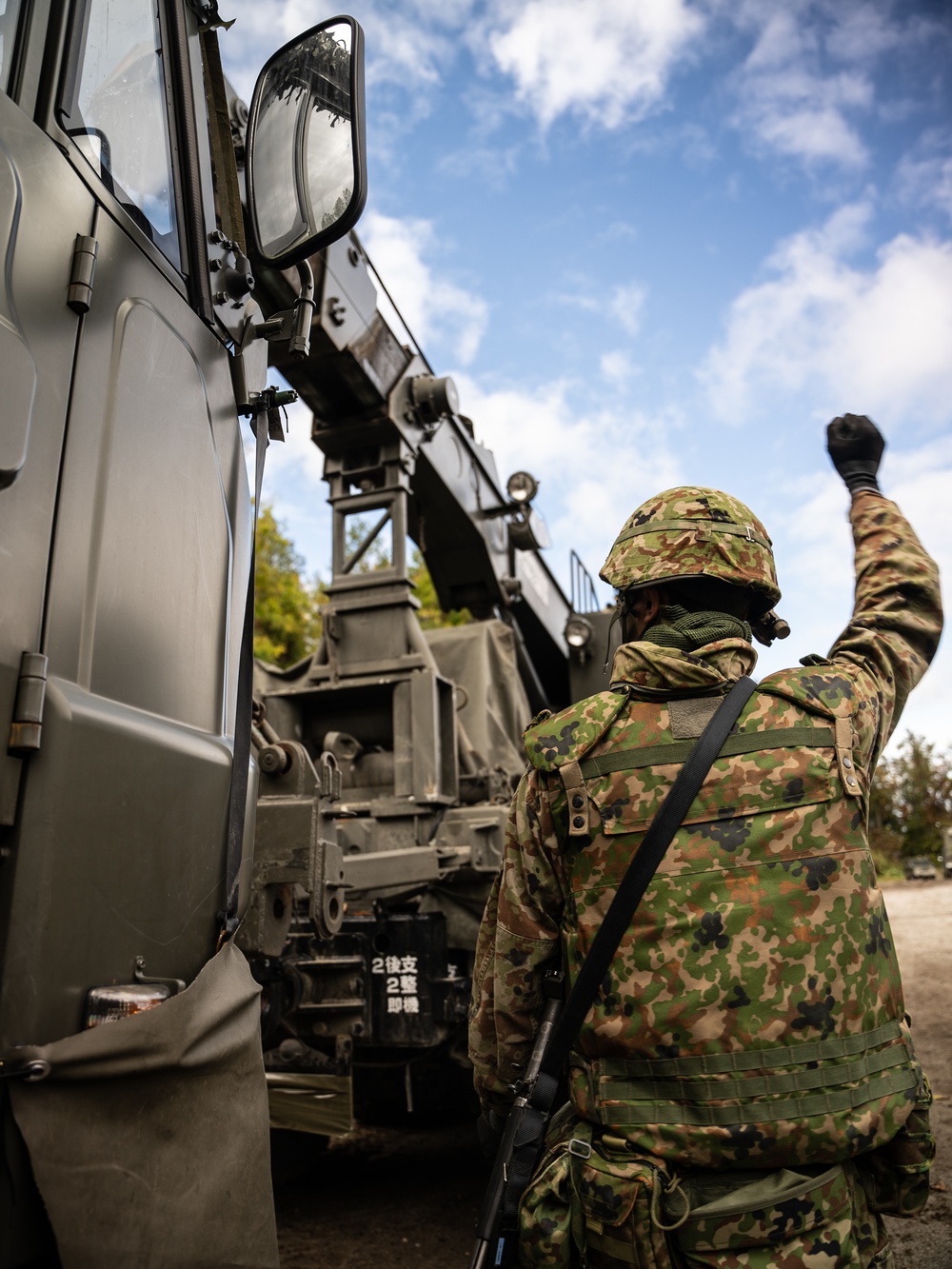 Resolute Dragon 22 | 3rd TB Marines and JGSDF Soldiers conduct Bilateral Vehicle Recovery Training
