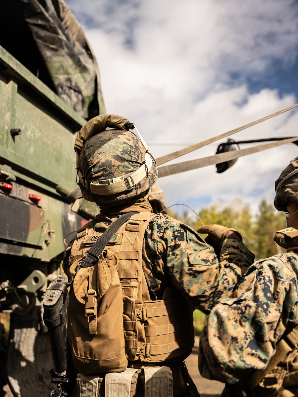 Resolute Dragon 22 | 3rd TB Marines and JGSDF Soldiers conduct Bilateral Vehicle Recovery Training