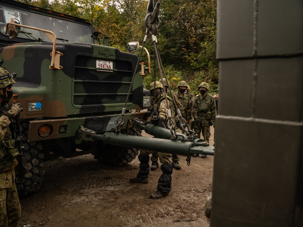 Resolute Dragon 22 | 3rd TB Marines and JGSDF Soldiers conduct Bilateral Vehicle Recovery Training