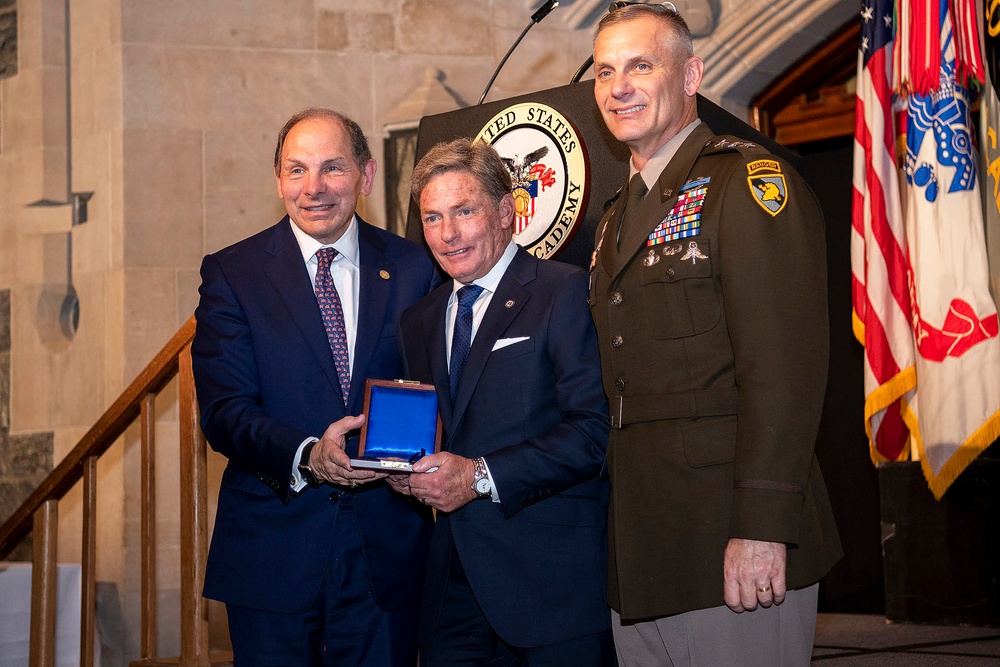 Fisher receives 2022 Thayer Award for his philanthropy to service members