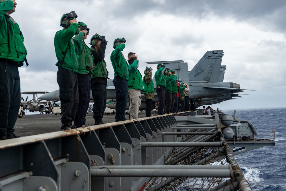 USS Ronald Reagan (CVN 76) renders honors to JS Asahi (DD 119)