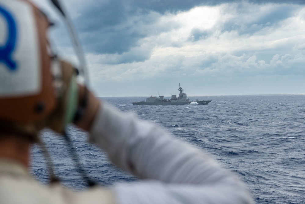 USS Ronald Reagan (CVN 76) renders honors to JS Asahi (DD 119)