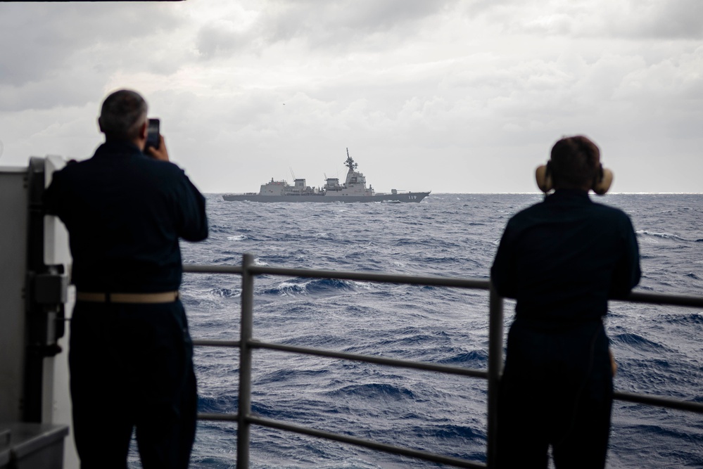 USS Ronald Reagan (CVN 76) renders honors to JS Asahi (DD 119)