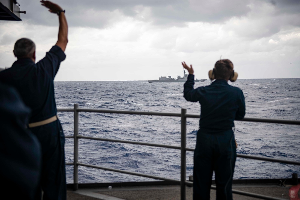 USS Ronald Reagan (CVN 76) renders honors to JS Asahi (DD 119)