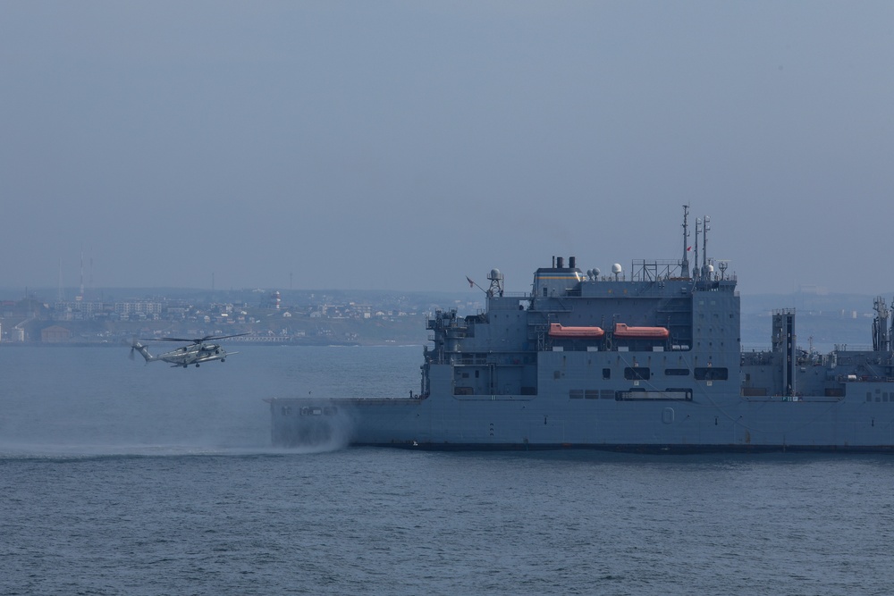 Resolute Dragon 22 | Marines and Sailors on USNS Dahl Execute Maritime Prepositioning Force Offload Efforts