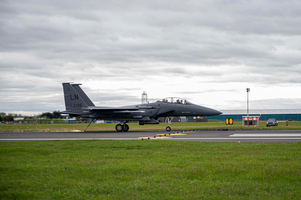 F-15E Strike Eagle catches barrier cables