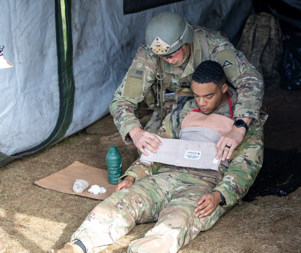 Soldiers from 1-4 Infantry Battalion work toward ESB