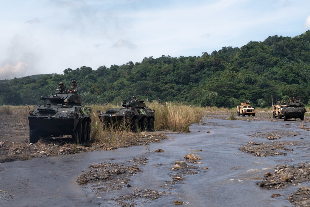 Philippine and U.S. Marines participate in a combined arms live-fire event during KAMANDAG 6