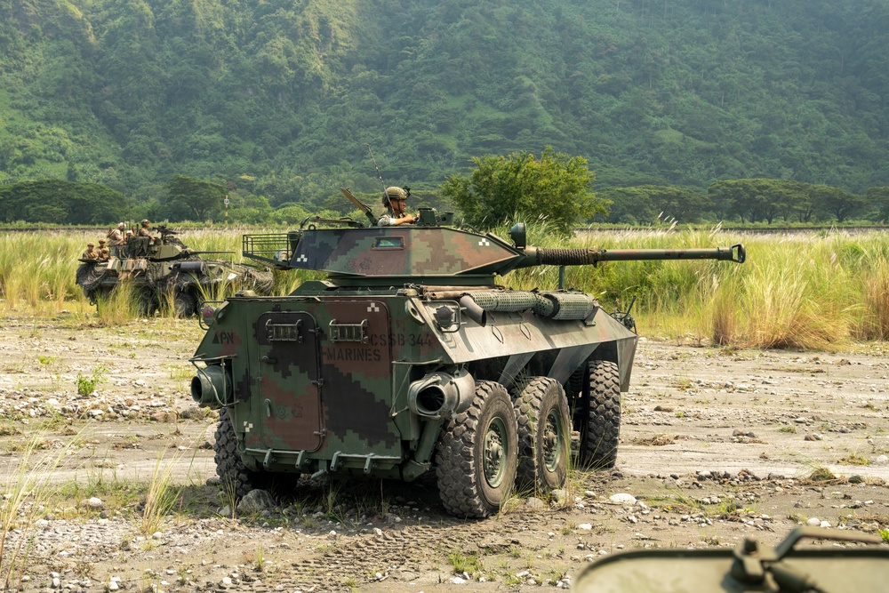 Philippine and U.S. Marines participate in a combined arms live-fire event during KAMANDAG 6