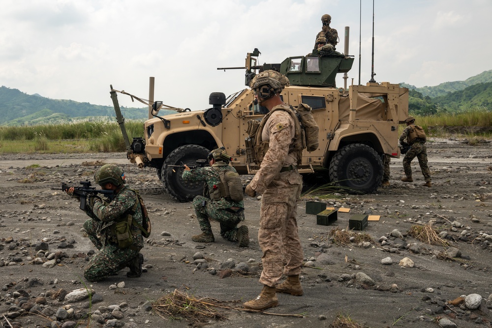 Philippine and U.S. Marines participate in a combined arms live-fire event during KAMANDAG 6
