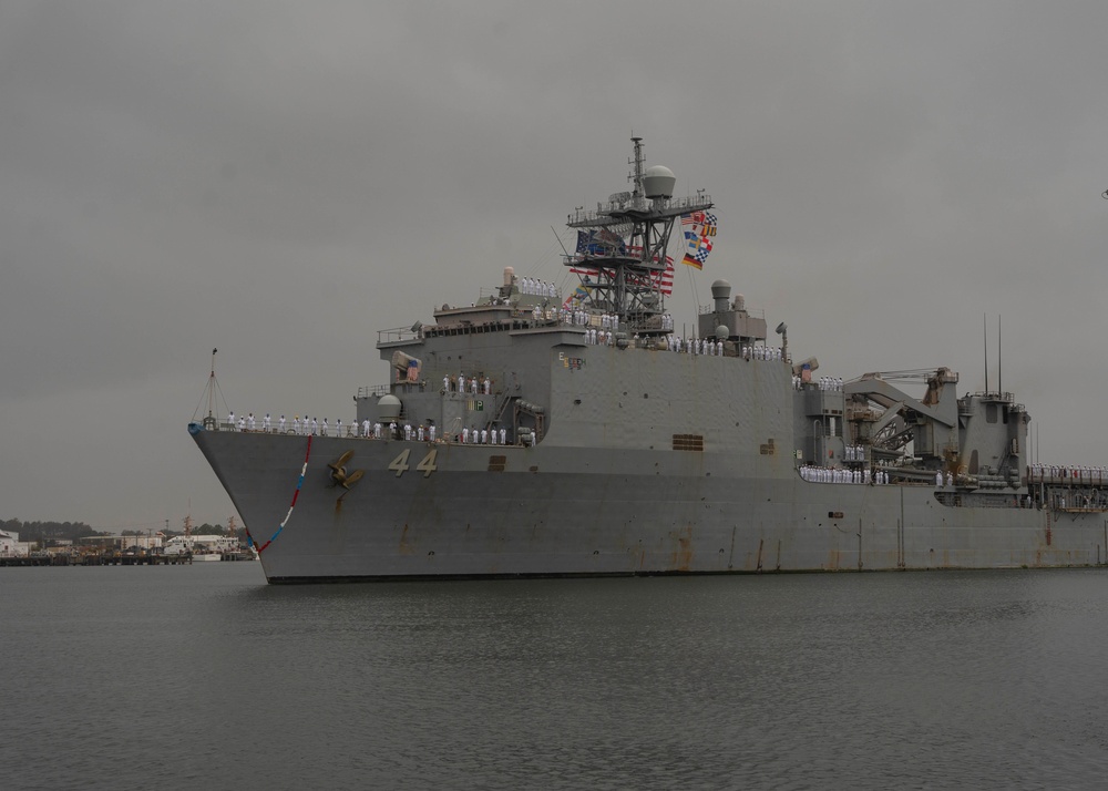 USS Gunston Hall Returns after Deployment with Kearsarge ARG