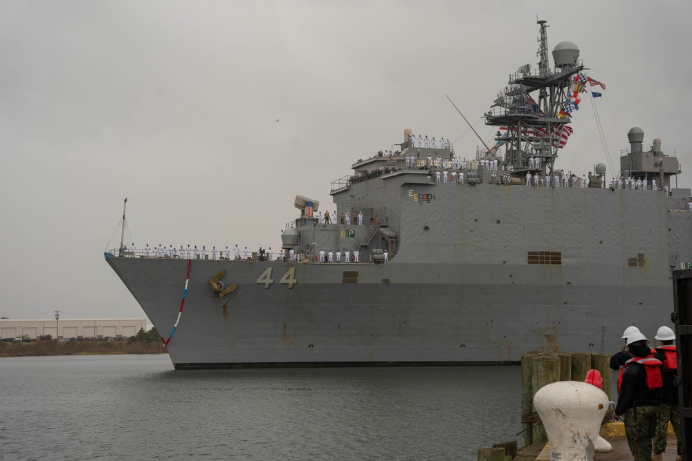 USS Gunston Hall Returns after Deployment with Kearsarge ARG