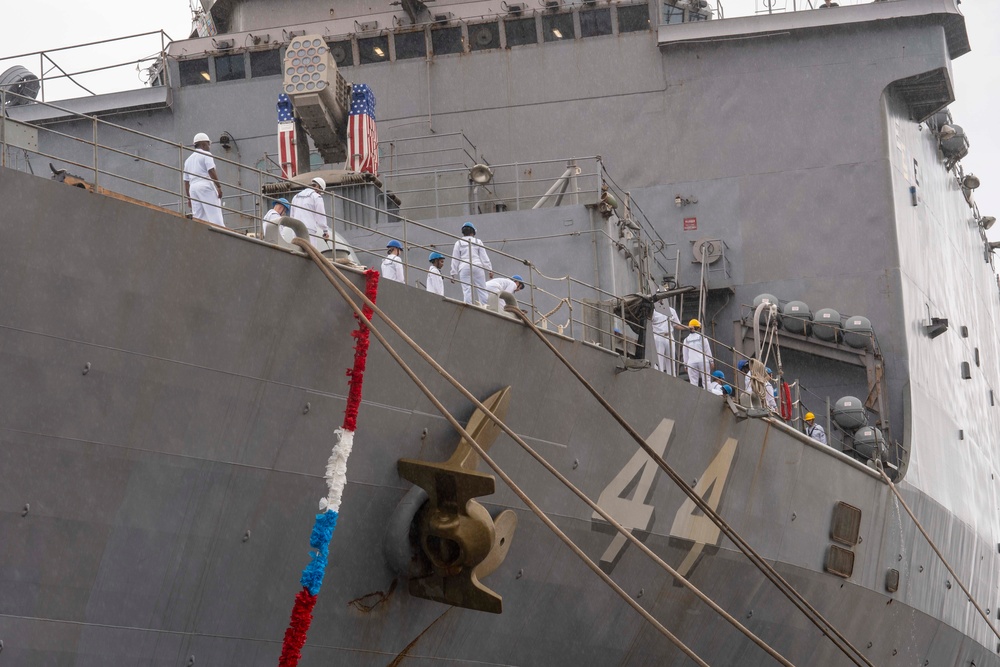 USS Gunston Hall Returns after Deployment with Kearsarge ARG